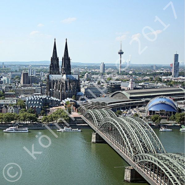 Blick auf den Kölner Dom vom LVR Turm über den Rhein