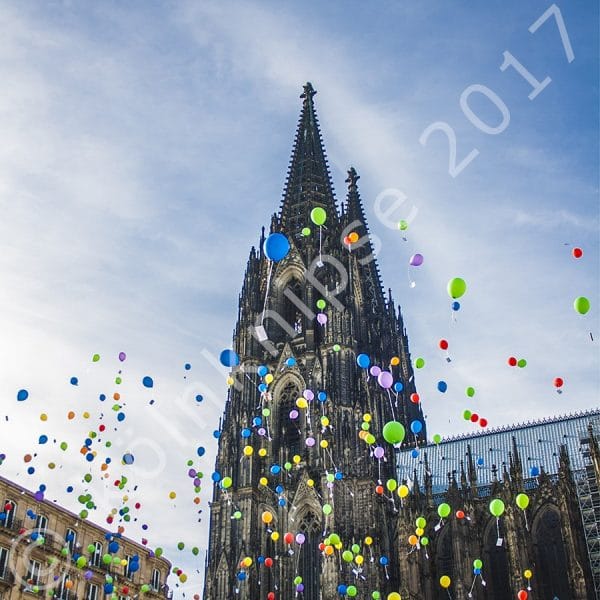 Kölner Dom mit Luftballons