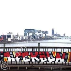 1. FC Köln als Graffiti auf der Südbrücke mit Köln Panorama